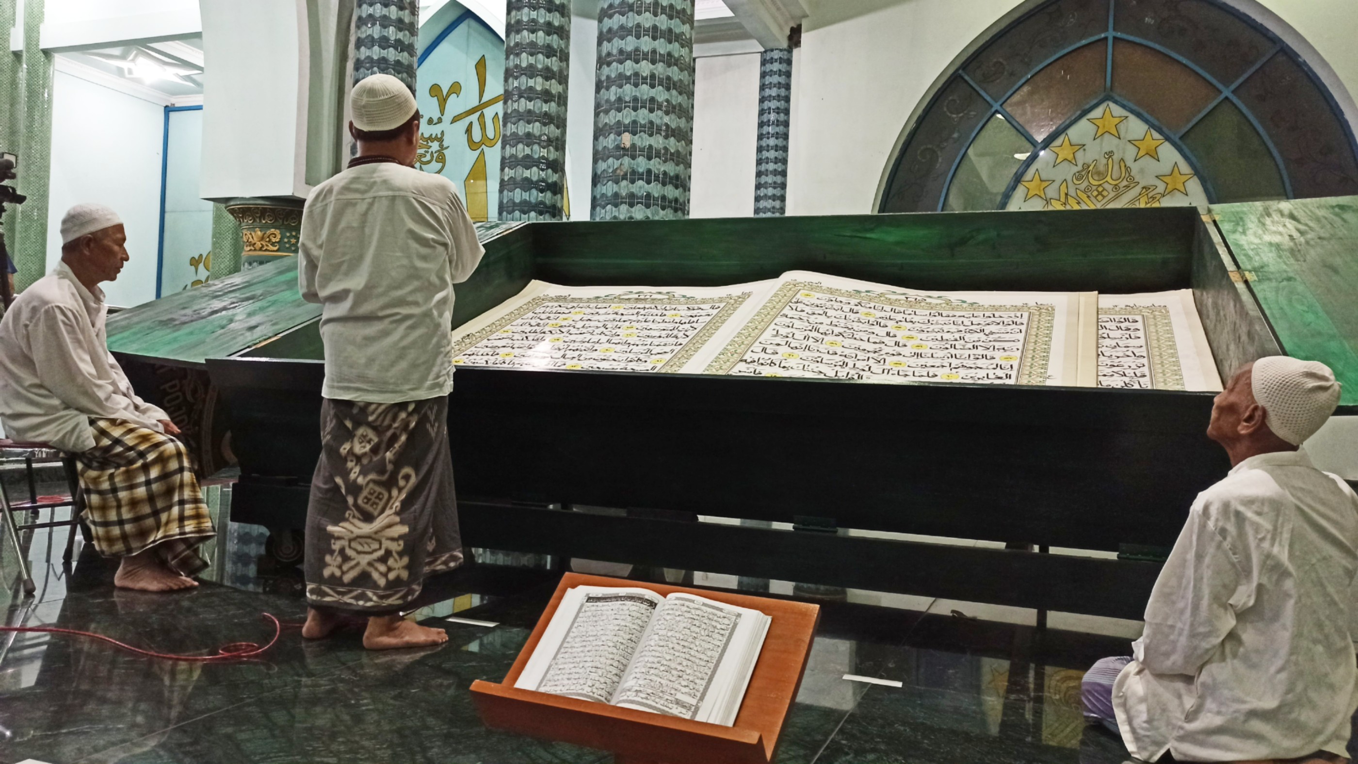 Tadarus Alquran raksasa di Masjid Agung Baiturahman, Banyuwangi, Jawa Timur. (Foto: Muh Hujaini/Ngopibareng.id)