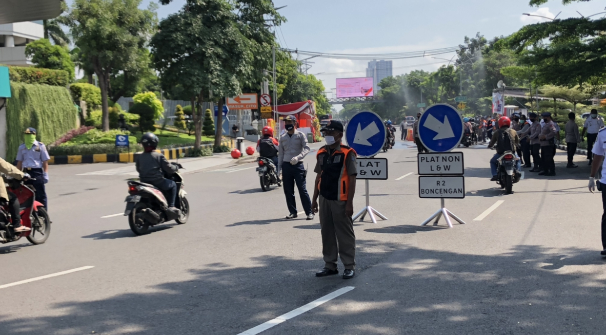 Pemisahan berdasarkan plat nomor, di check point frontage Jalan A. Yani.  (Foto: Andik/Ngopibareng.id)