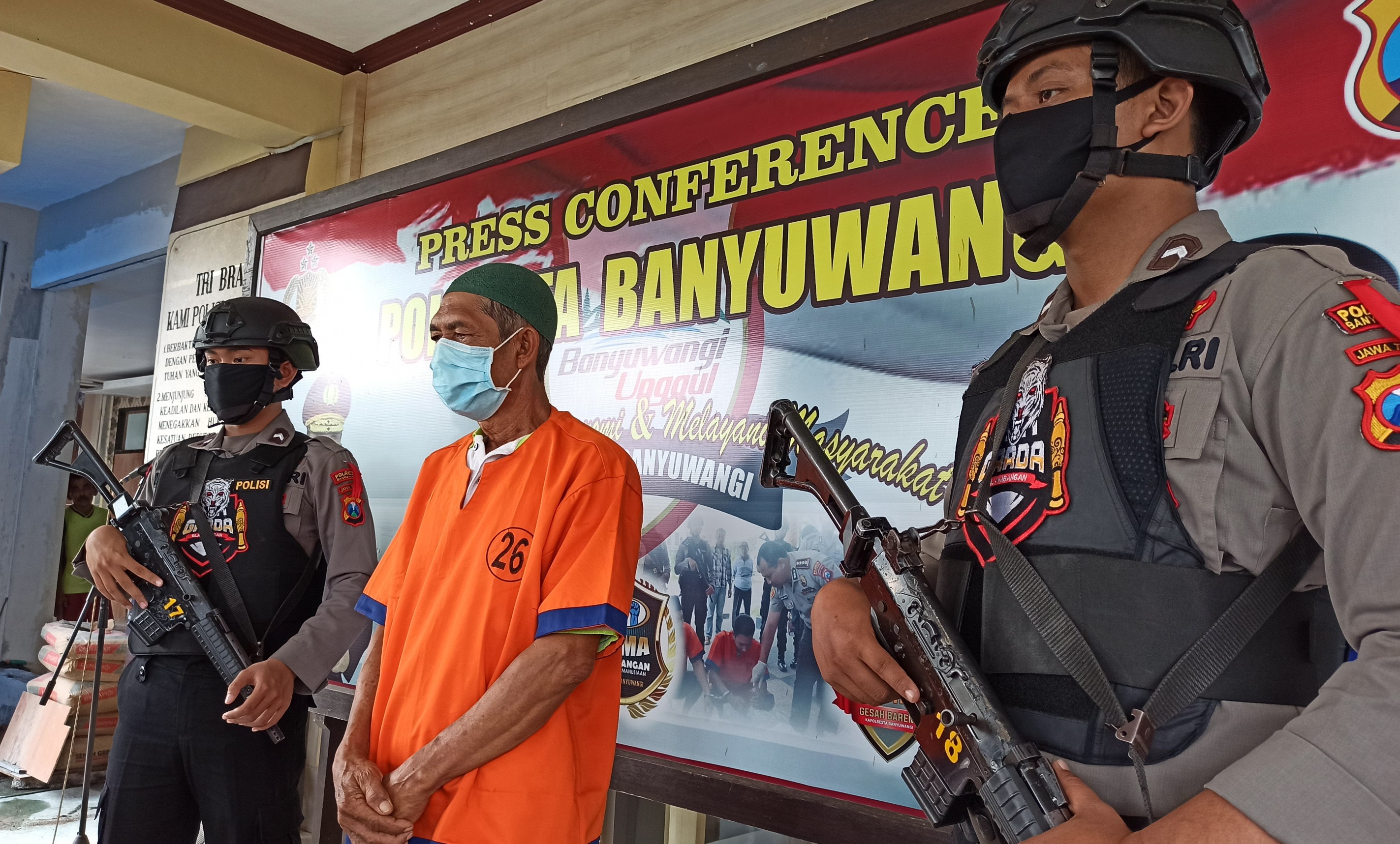 Kakek BS, pelaku pencabulan anak dibawah umur (foto: Hujaini/ngopibareng.id)