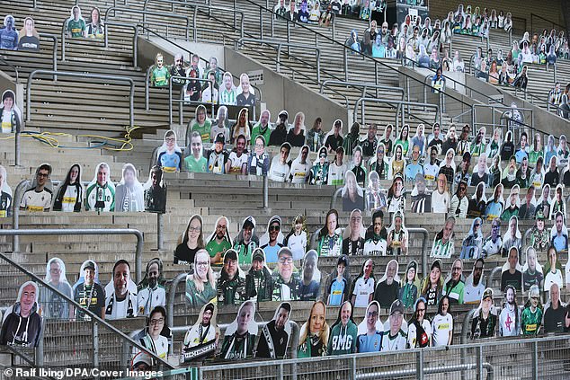 Borussia Monchengladbach pasang foto penggemar di tribun. (Foto: Dailymail)