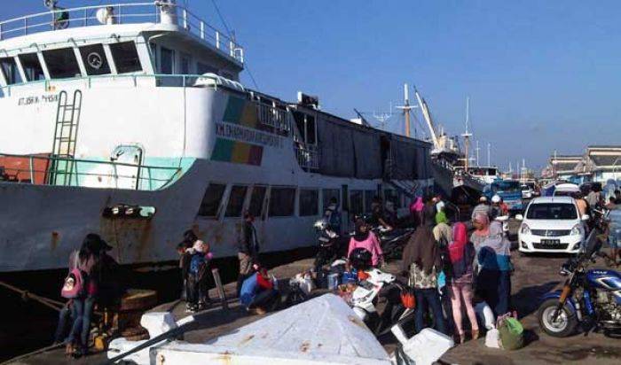 Kapal penyeberangan di kepulauan Sumenep sementara ditutup setelah Sumenep dinyatakan sebagai zona merah. (Foto: Antara)