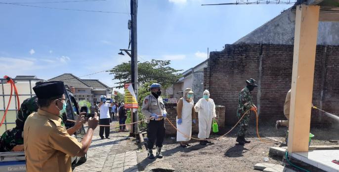 Gugus tugas Covid-19 Pasuruan melakukan penyemprotan desinfektan. (Foto: Dok Humas)