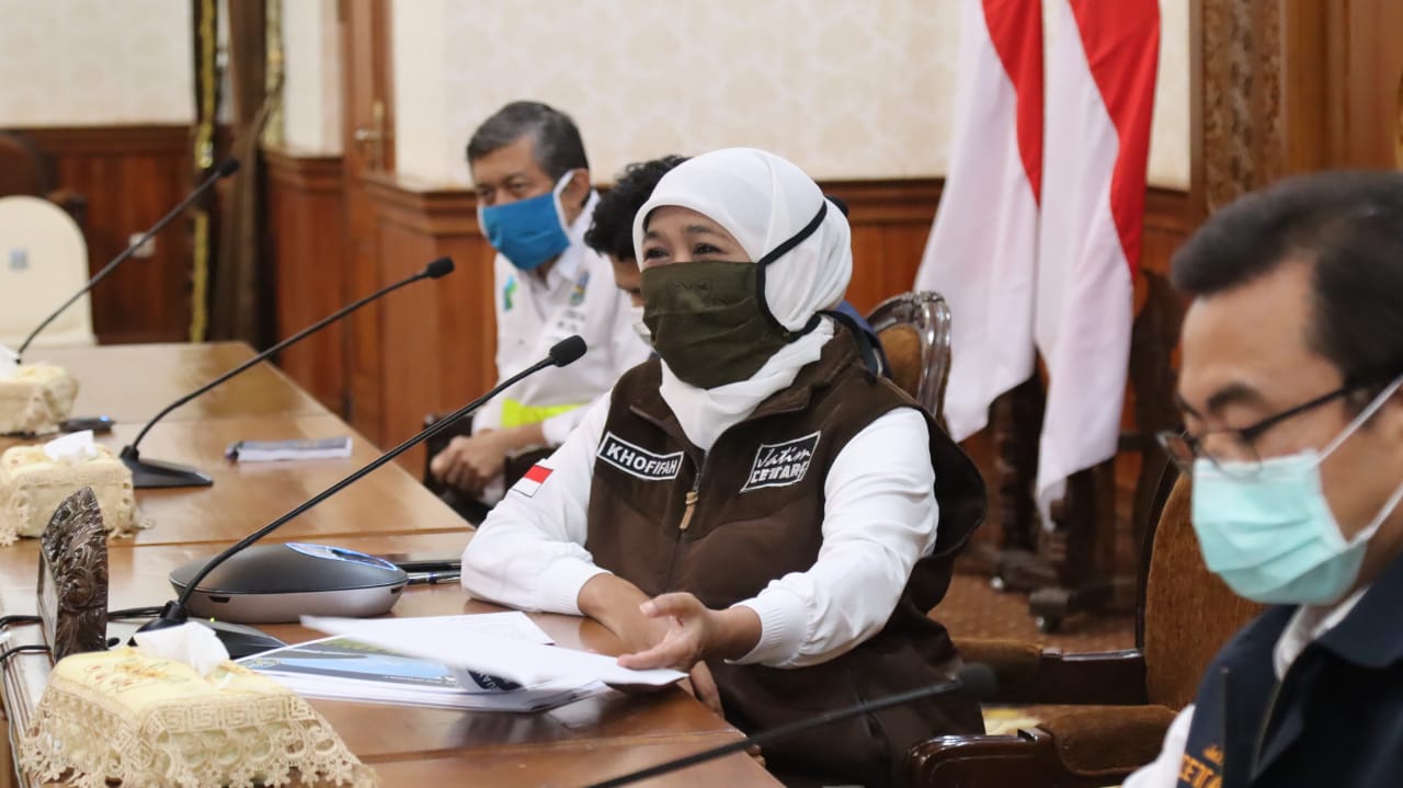 Gubernur Jawa Timur Khofifah Indar Parawansa, saat melakukan konferensi pers di Gedung Negara Grahadi. (Foto: Alief/ngopibareng.id)