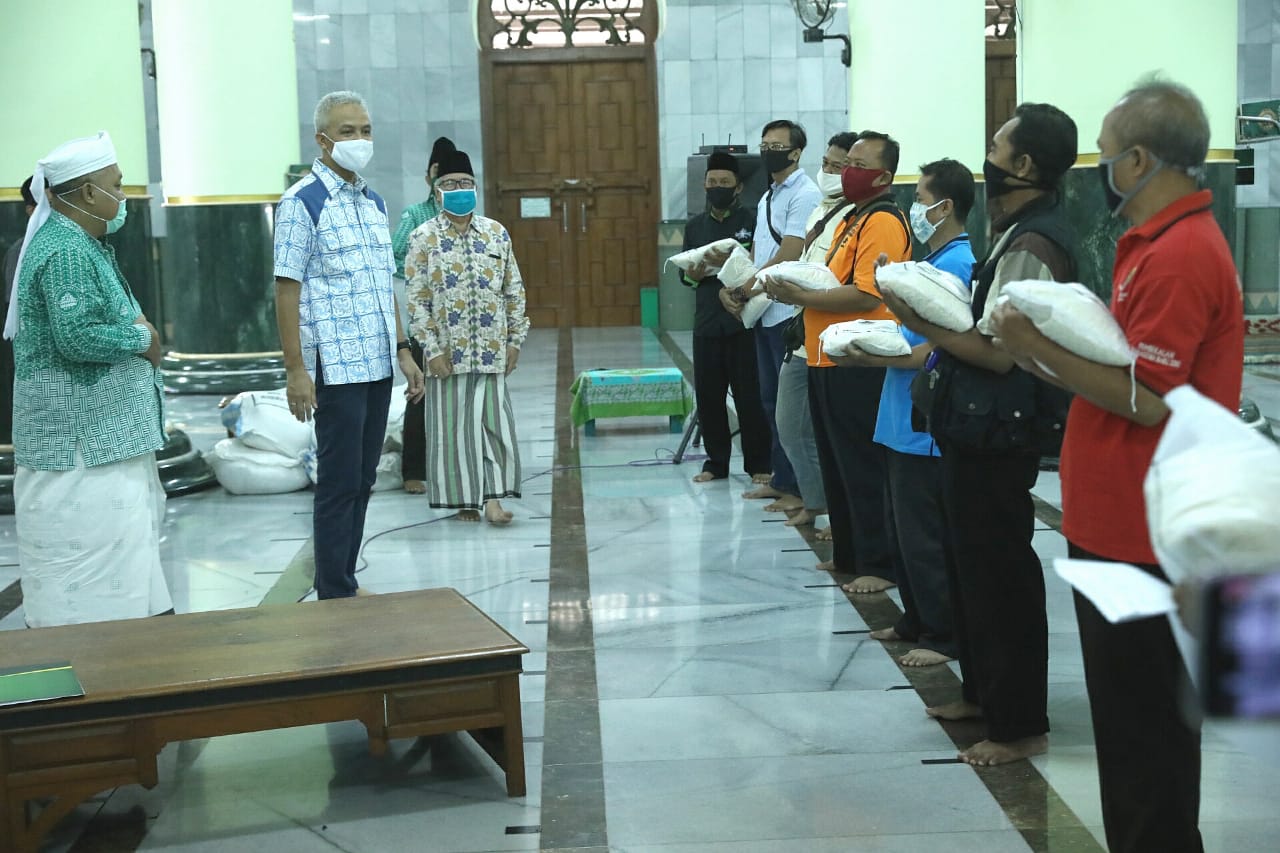 Gubernur Ganjar Pranowo saat memberikan bantuan pangan di Masjid Agung Semarang. (Foto: Ist/Ngopibareng.id)