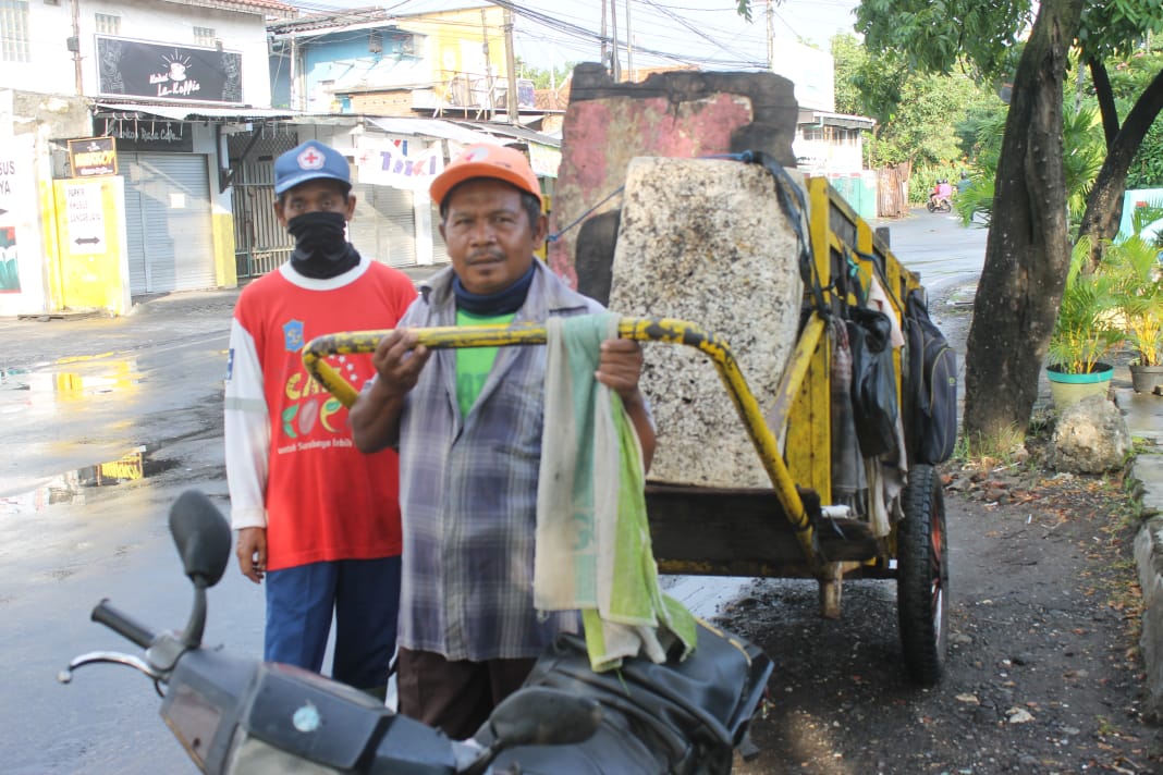 Sukidi dibantu adiknya Sugi, mengambil sampah dari 650 rumah yang meliputi area Manyar Sabrangan, Menur, Manyar Tompotika dan sekitarnya. (Foto: Dokumentasi Keluarga)