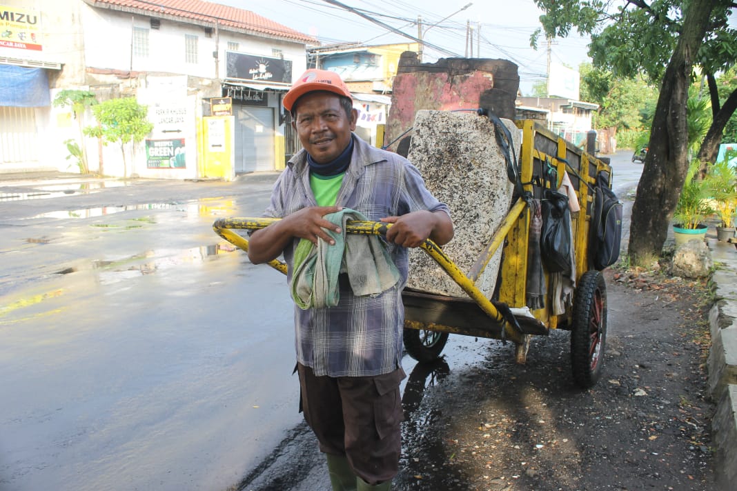 Pembatasan Sosial Berskala Besar (PSBB) dan Work From Home tak berlaku untuk jenis pekerjaan Sukidi. Dia tetap bekerja seperti biasa. (Foto: Dokumentasi Keluarga)
