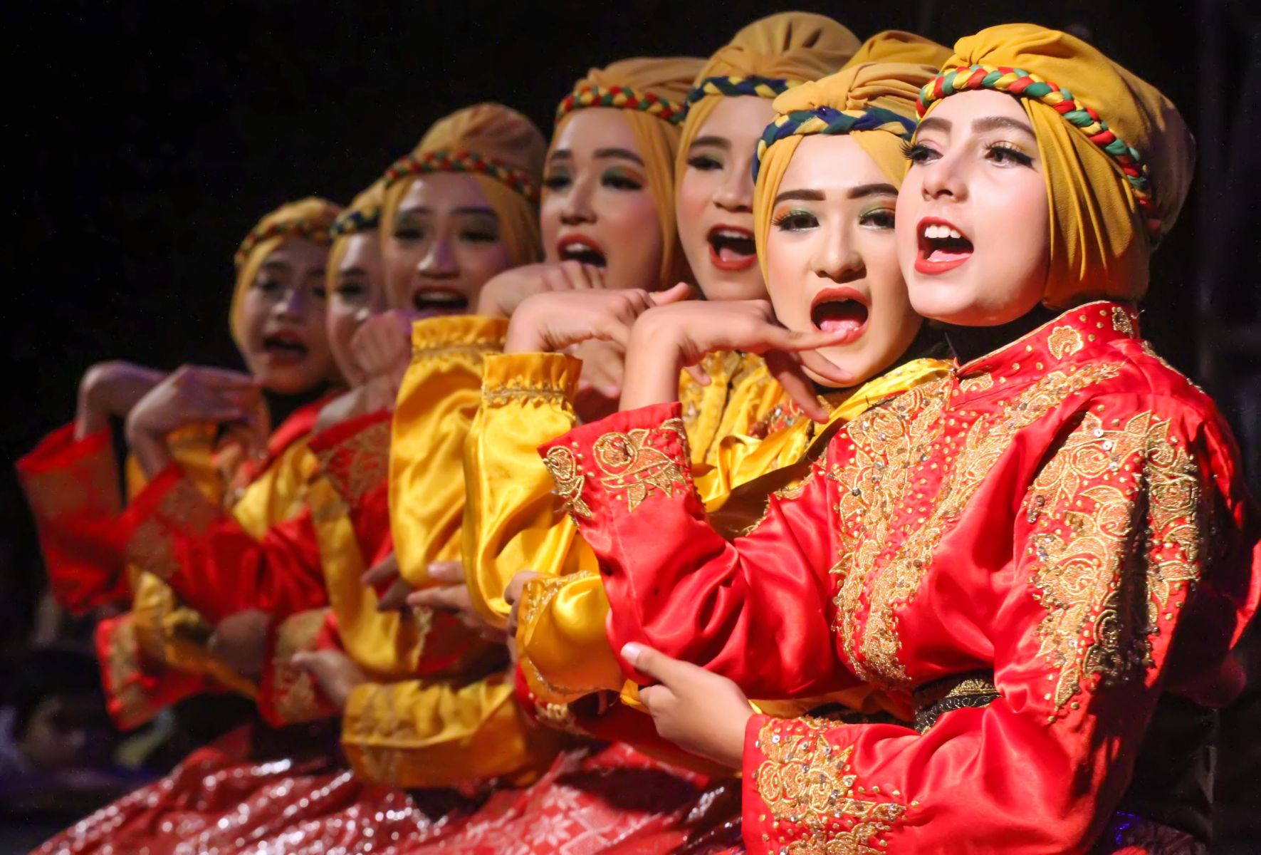 Tarian Aceh sambil menyanyikan Bungong Jeumpa. (Foto: Antara)