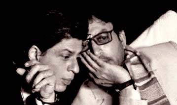 Shah Rukh Khan di akun twitternya mengunggah foto dirinya dengan almarhum  Irrfan Khan.  (Foto:Twitter)