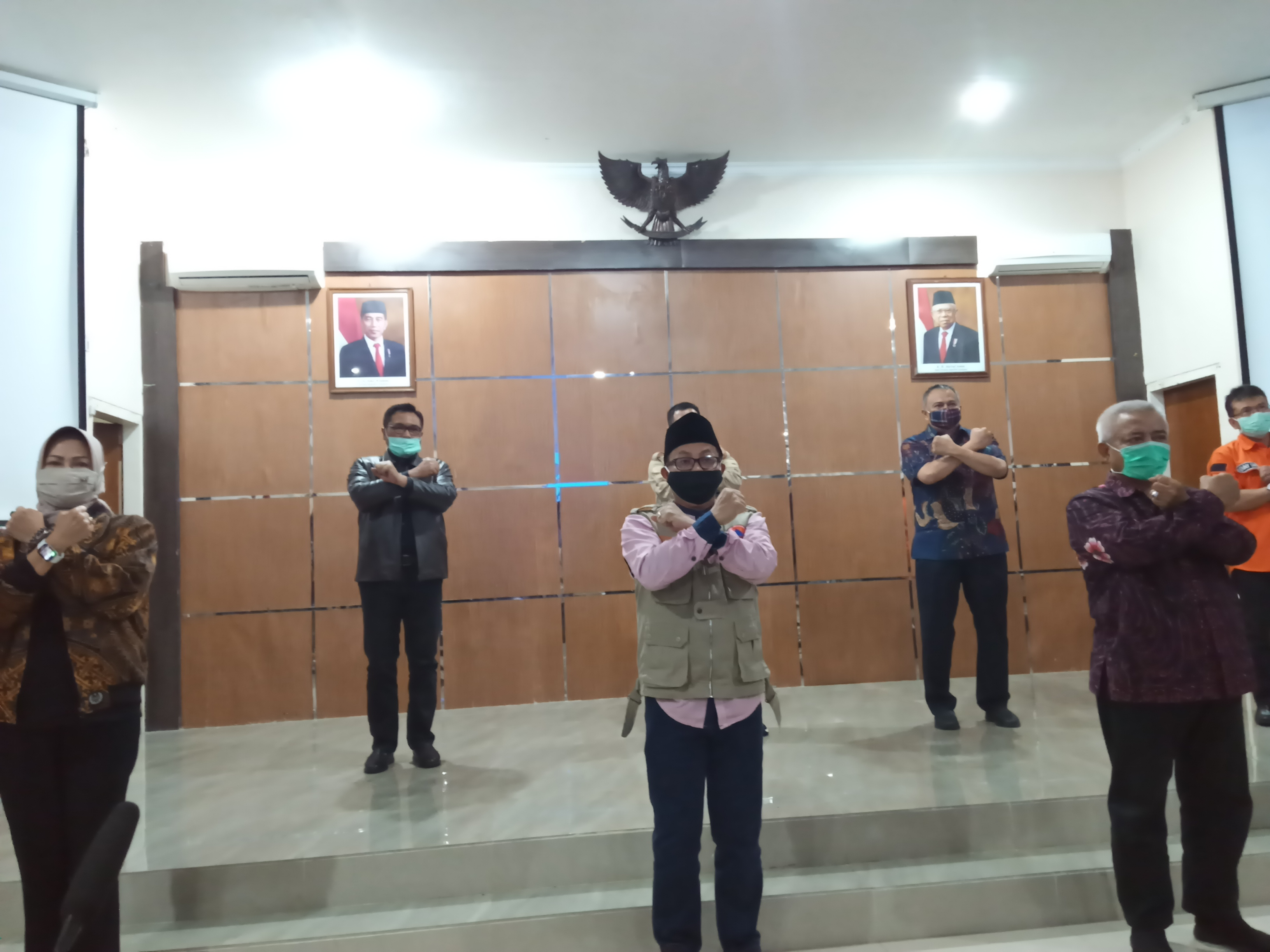 Tiga Kepala Daerah di Malang Raya saat rapat koordinasi di Bakorwil Jatim III Malang membahas pengajuan PSBB Malang Raya (Foto: Lalu Theo/ngopibareng.id)