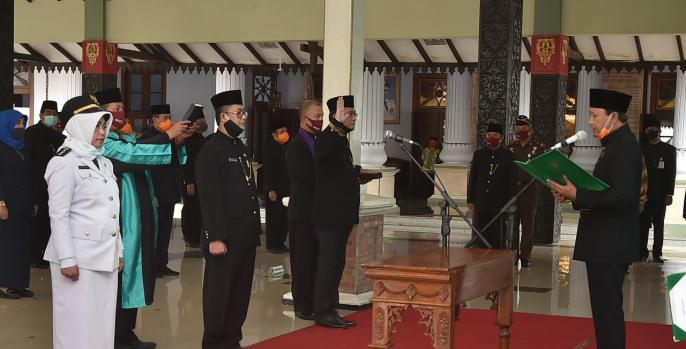 Bupati Irsyad Yusuf melantik sejumlah pejabat baru di lingkungan Pemkab Pasuruan. (Foto: Dok Humas)