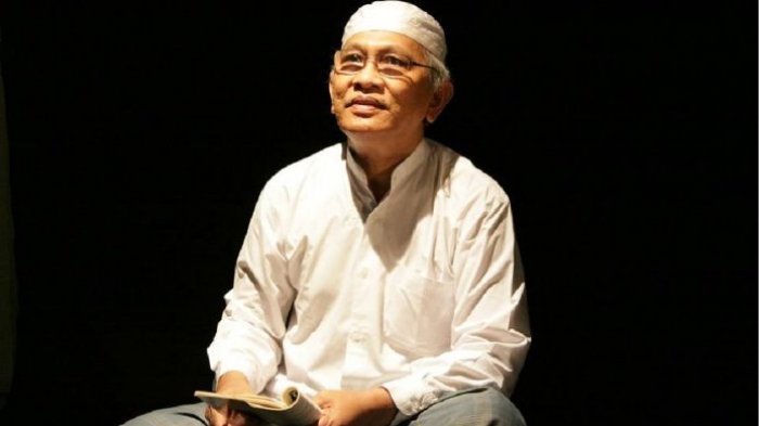 KH Ahmad Mustofa Bisri asyik berpuisi. (Foto: Istimewa)