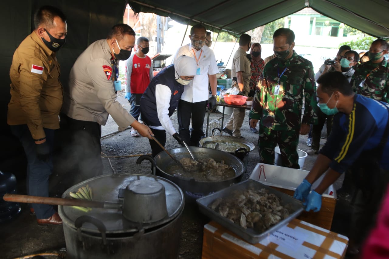 Gubernur Jatim, Khofifah Indar Parawansa saat meninjau dapur umum di Kodam V Brawijaya, Surabaya, Kamis 30 April 2020. (Foto: Fariz Yarbo/Ngopibareng.id)