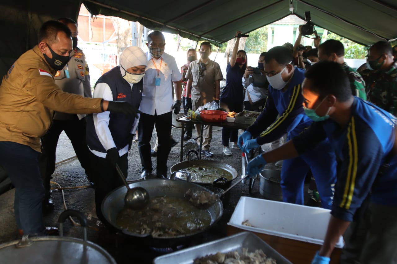 Wakil Ketua DPRD Jatim, Sahat Tua P Simanjuntak (tiga dari kiri) mendampingi Gubernur Jatim, Khofifah Indar Parawansa melakukan peninjauan ke dapur umum yang didirikan Pemprov Jatim bersama Kodam V Brawijaya di Makodam V Brawijaya, Surabaya, Kamis 30 April 2020. (Foto: Fariz Yarbo/Ngopibareng.id))