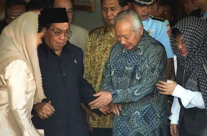 Pak Harto bersama Gus Dur, saat Idul Fitri. (Foto: Dok/Ngopibareng.id)