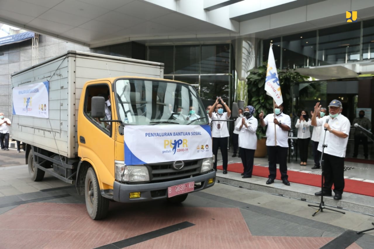 Pelepasan bantuan paket sembako dari Kementerian PUPR. (Foto: Humas/PUPR)