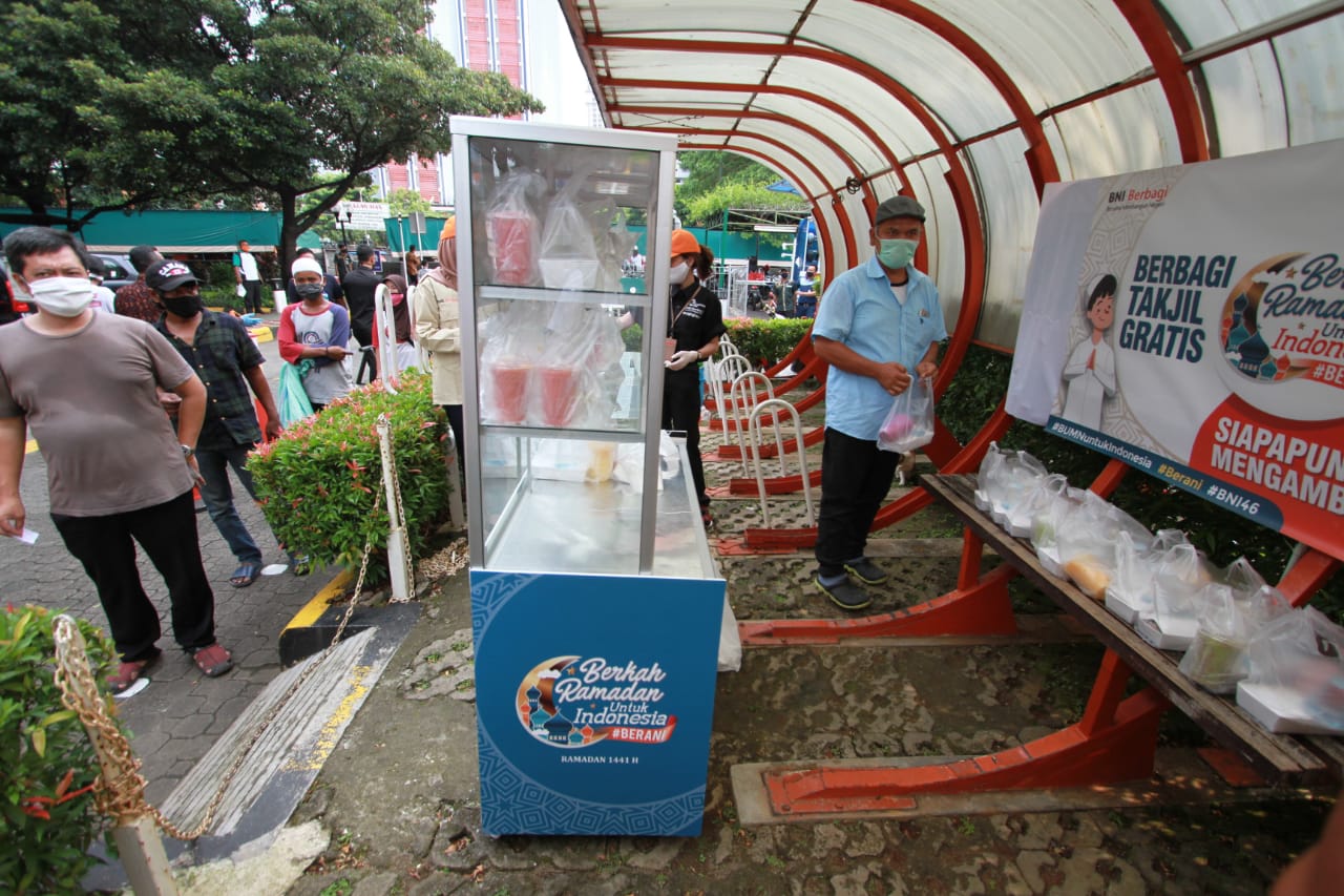 Berbagi Takjil BNI Berbagi sepanjang bulan Ramadhan serentak di seluruh Indonesia. (Foto: Humas/BNI)