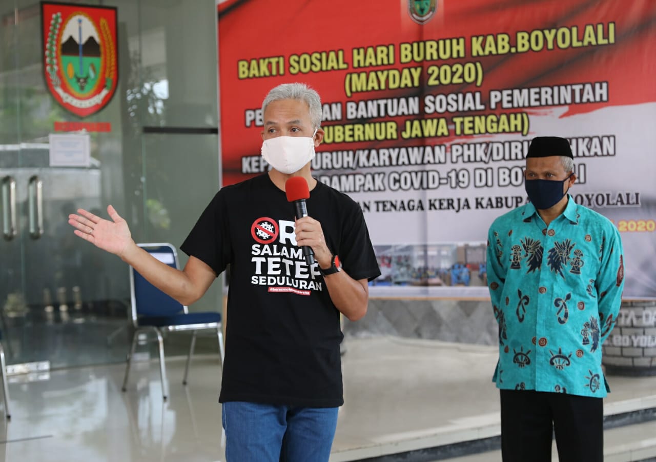 Gubernur Jawa Tengah Ganjar Pranowo saat memberikan bantuan pangan bagi buruh. (Foto: Ist/Ngopibareng.id)