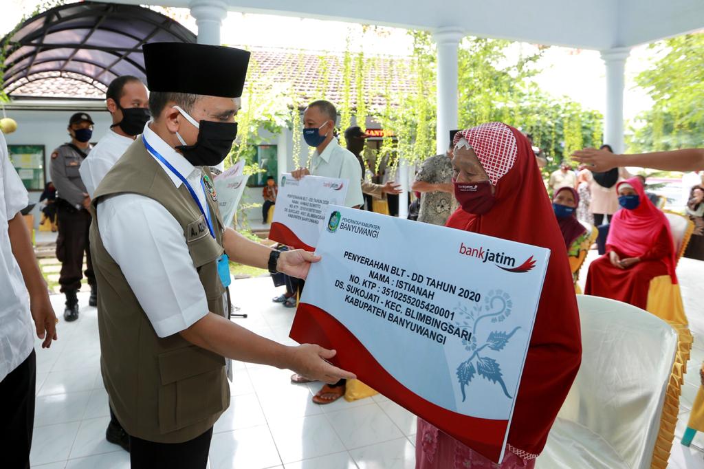 Bupati Banyuwangi Abdullah Azwar Anas secara simbolik menyerahkan bantuan langsung tunai (BLT) dari Dana Desa pada warga Kamis, 30 April 2020 (foto:istimewa)