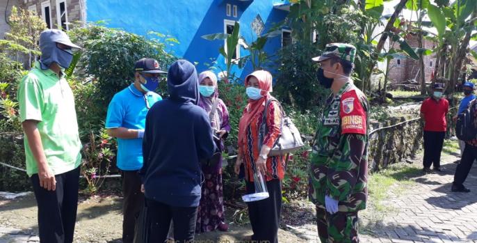 Petugas dari Gugus Tugas Covid-19 Pasuruan sedang melakukan tracing ke warga Pandaan. (Foto: Dok Humas)