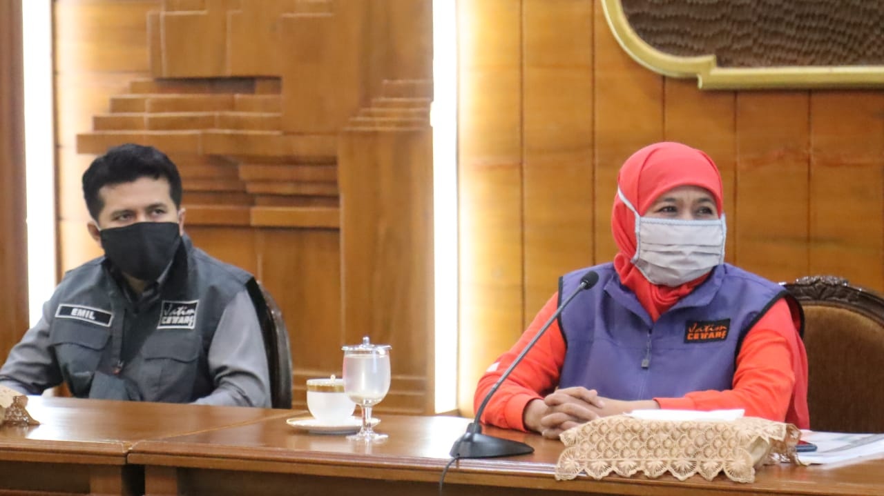 Gubernur Jawa Timur Khofifah Indar Parawansa, saat melakukan konferensi pers di Gedung Negara Grahadi. (Foto: Alief/ngopibareng.id)