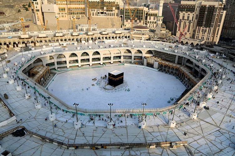 Suasana Masjidil Haram, Makkah, kosong dari para jamaah saat diberlakukan sterilisasi, Kamis 5 Maret 2020. Ada pelarangan di sekitar Kabah termasuk lokasi untuk melakukan sai di antara Bukit Safa dan Marwah. (Foto: afp)