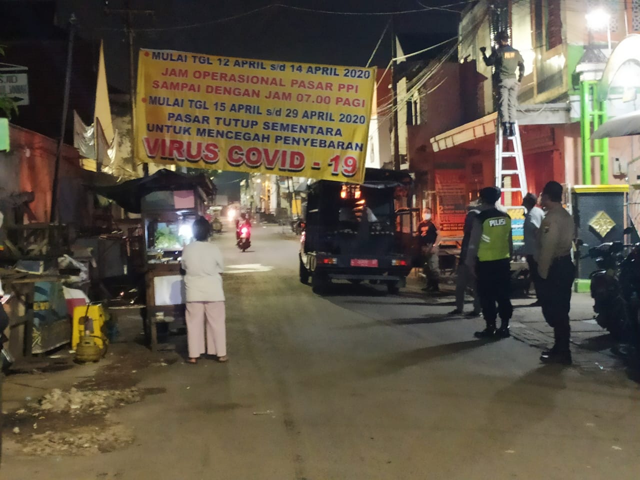 Pengumuman penutupan Pasar PPI di jalan Gresik Surabaya karena menjadi zona merah penyebaran virus Corona. (Foto: Istimewa)