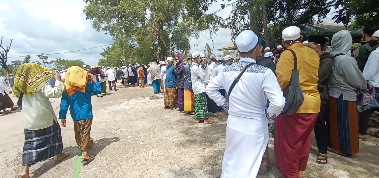 Jemaah memberikan penghormatan pada almarhum KH Zuhdiannor atau Guru Zuhdi. (Foto: Koranbanjar.net)