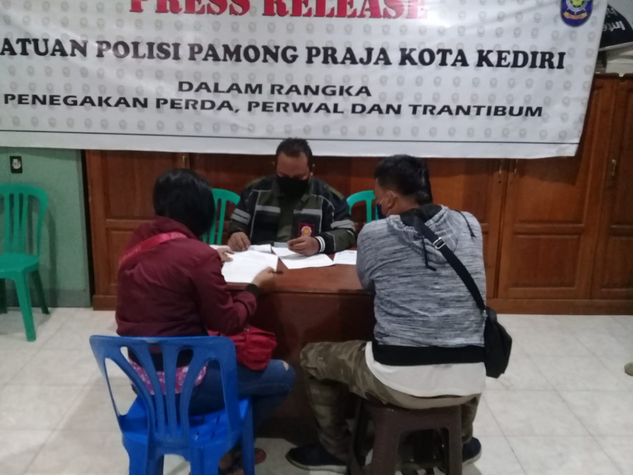 Diduga pasangan selingkuh diamankan di Mako Satpol PP Kota Kediri. (Foto: Istimewa)