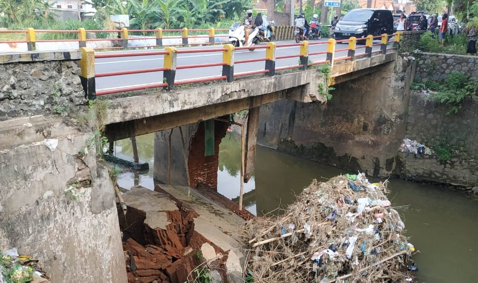 Jembatan Kedungasem Probolinggo ambrol. (Foto: Ikhsan Mahmudi/Ngopibareng.id)