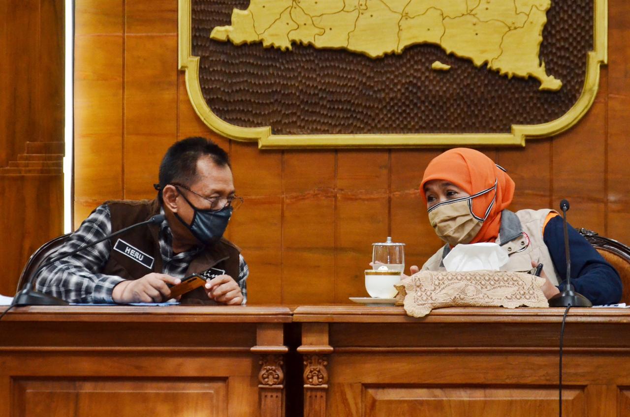 Gubernur Jawa Timur Khofifah Indar Parawansa, saat melakukan konferensi pers di Gedung Negara Grahadi. (Foto: Alief/ngopibareng.id)