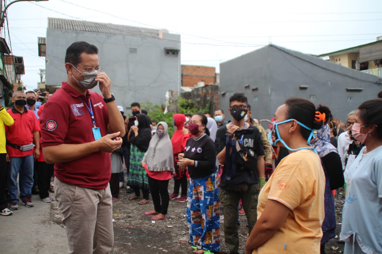 Menteri Sosial, Juliari P Batubara  mendengarkan keluhan warga yan tidak dapat sembako. (Foto: Kemensos)