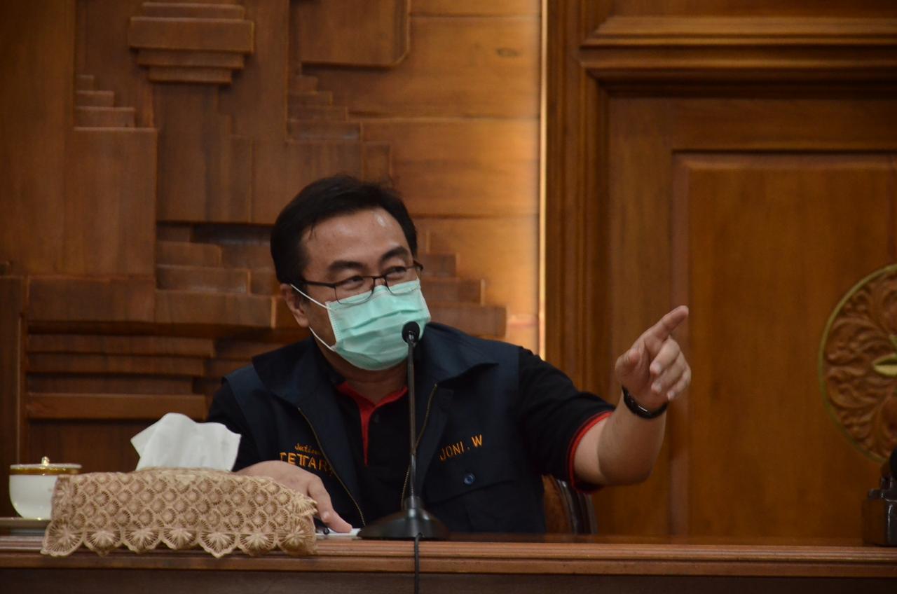 Ketua Gugus Kuratif Penanganan Covid-19 Jatim dr Joni Wahyuhadi. (Foto: Alief Sambogo/Ngopibareng.id)