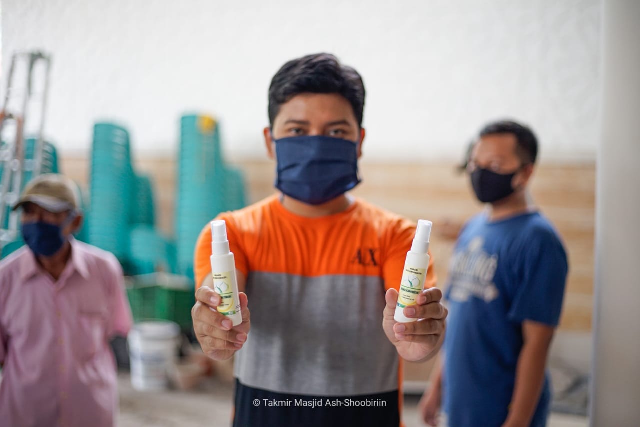 Pembagian maske dan hand sanitizer untuk Ojol dan Tukang Becak.