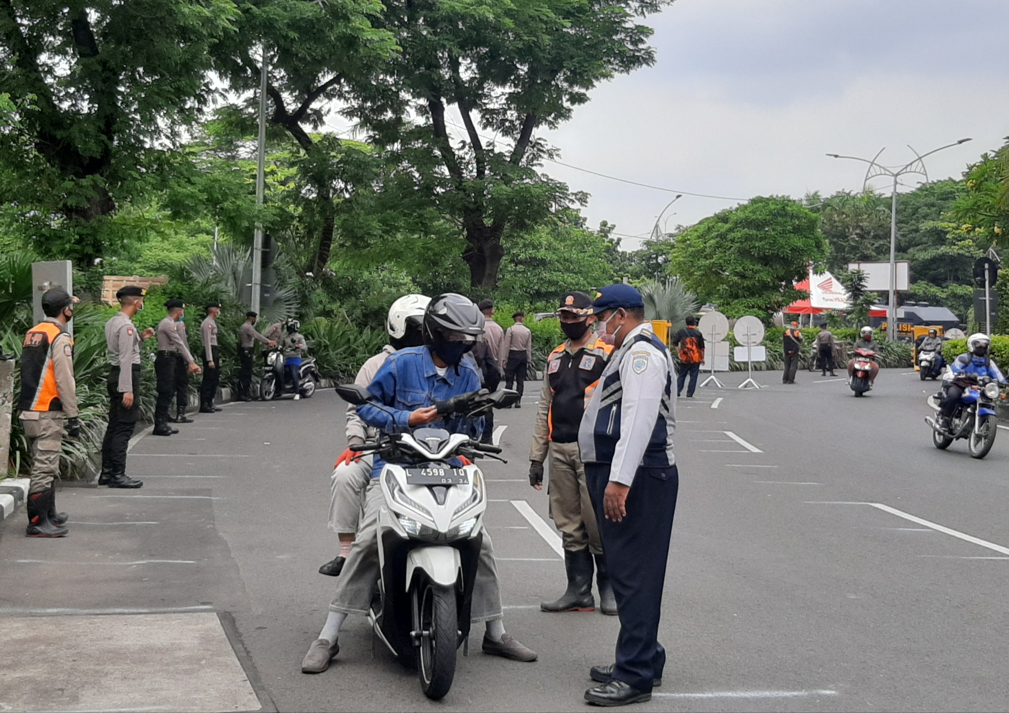 Pengecekan di Bundaran Waru yang terlihat lengang. (Foto: Pita Sari/Ngopibareng.id)