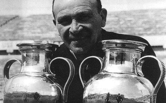 Bela Guttman dengan dua trofi Liga Champions Eropa. (Foto: The Footballicious)