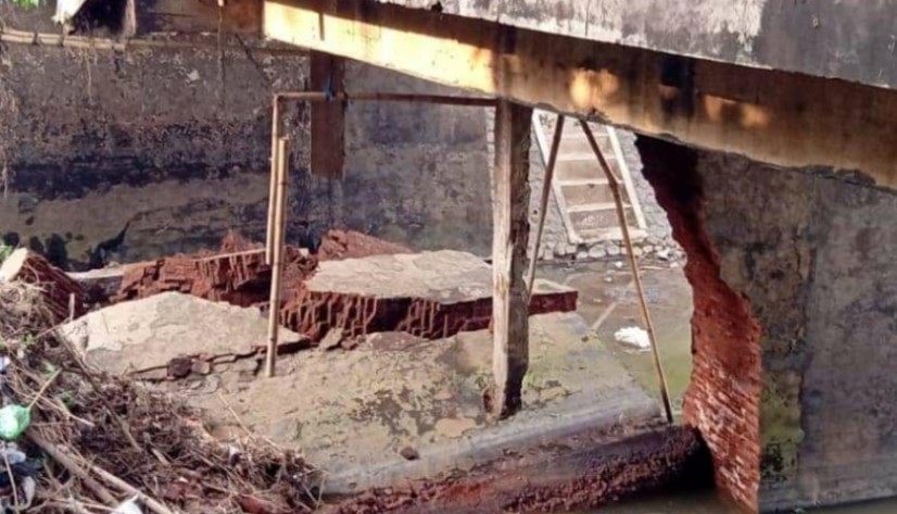 Jembatan Kedungasem, Kota Probolinggo, yang ambrol ini akan disangga rangka baja. (Foto: Ikhsan Mahmudi/ngopibareng.id)