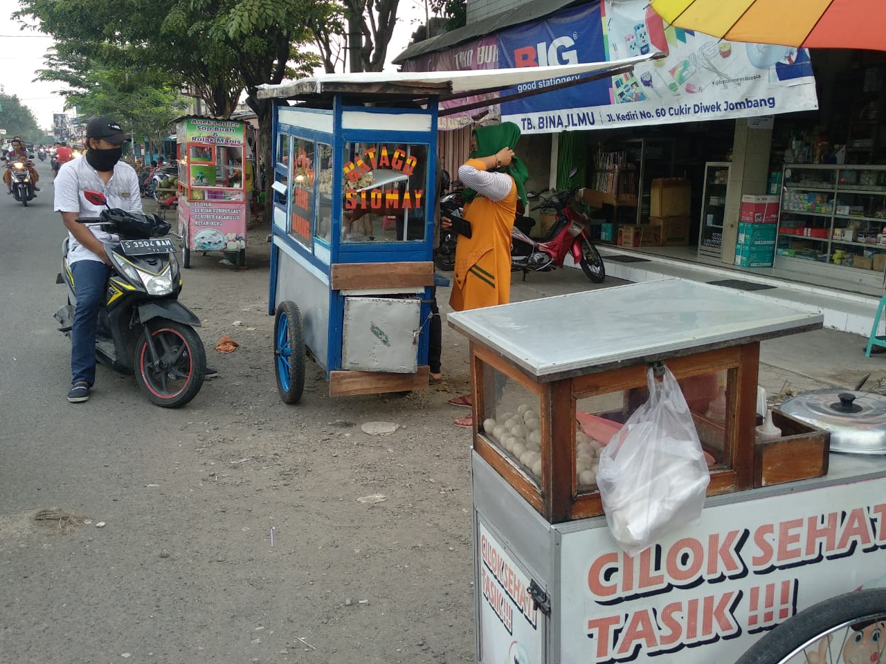 Sejumlah pedagang takjil padati kawasan depan pasar Cukir, Jombang (Foto: M. Rizqi/Ngopibareng.id)