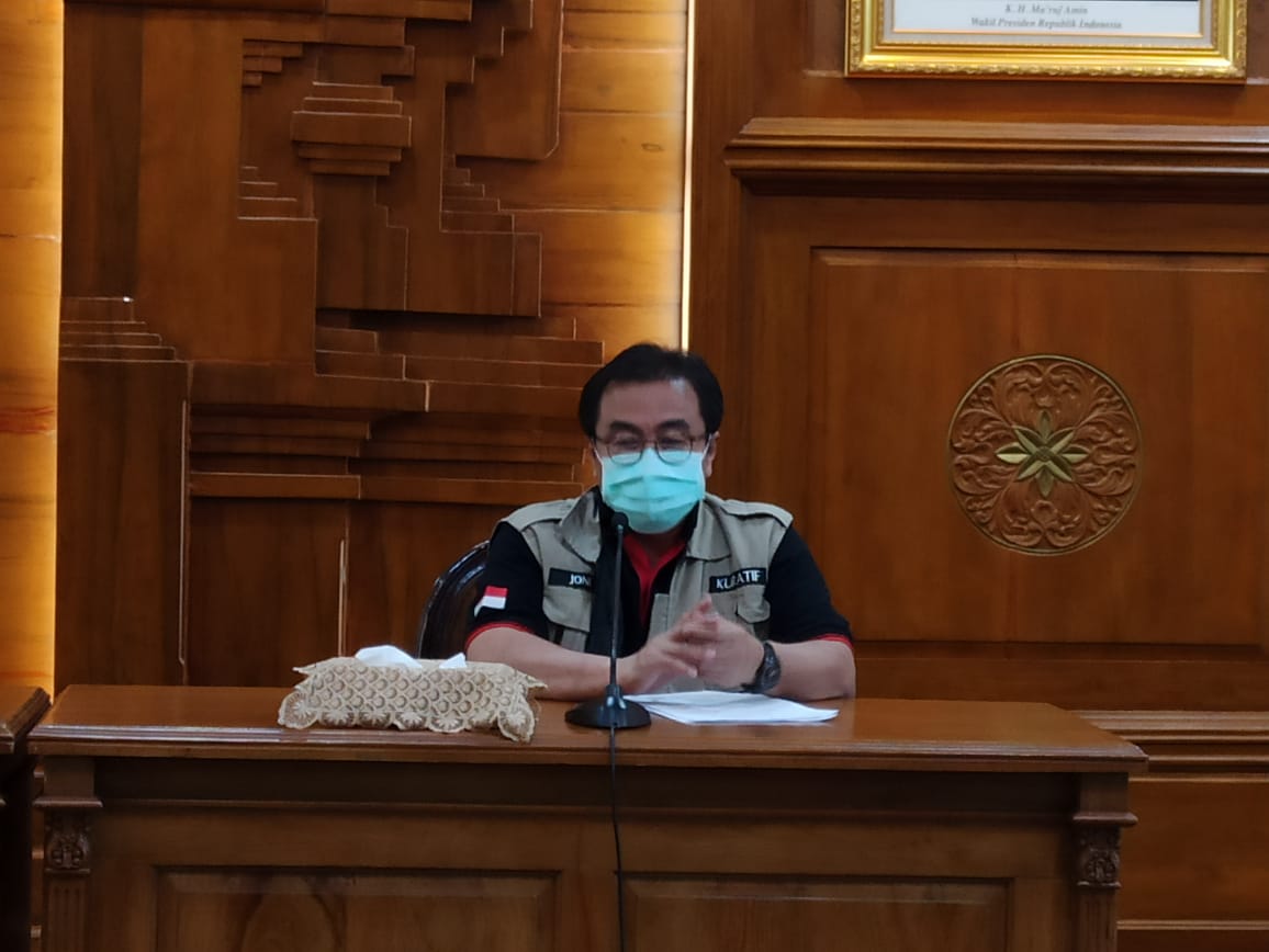 Ketua Gugus Kuratif Jatim, dr Joni Wahyuhadi saat memberikan keterangan di Gedung Negara Grahadi. (Foto: Alief/Ngopibareng.id)