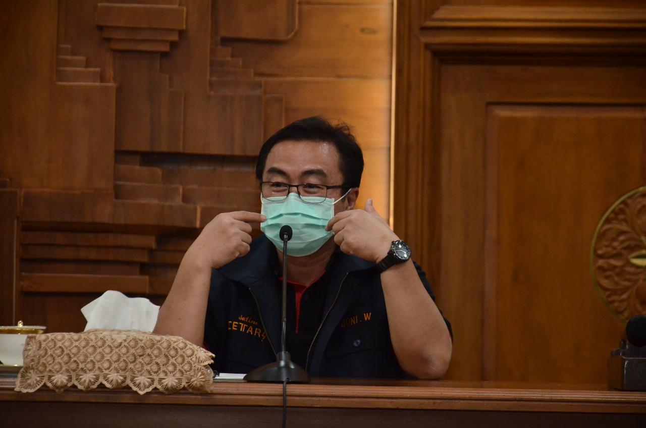 Ketua Rumpun Kuratif Gugus Tugas Penanganan Covid-19 Jawa Timur dr Joni Wahyuhadi, saat melakukan konferensi pers di Gedung Negara Grahadi. (Foto: Alief/ngopibareng.id)