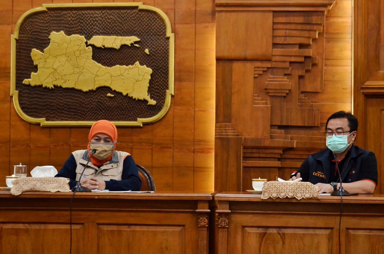 Gubernur Jawa Timur Khofifah Indar Parawansa, saat melakukan konferensi pers di Gedung Negara Grahadi. (Foto: Alief/ngopibareng.id)