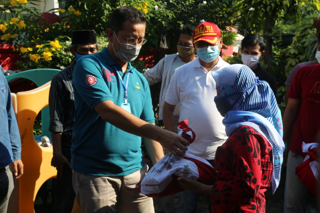 Menteri Sosial Juliari Batubara menyerahkan Sembako untuk warga Jakarta Barat. (Foto: Kemensos)