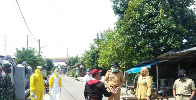 Petugas menjemput M, suami dari P, pasien positif RSUD Dr Soetomo. (Foto: Dok Humas)