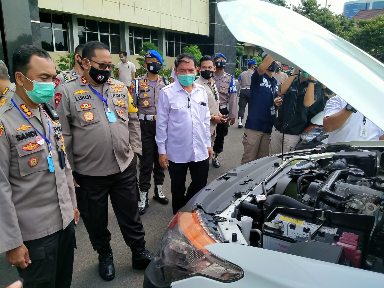 Kapolda Jatim saat mengecek kesiapan mobil hibah untuk Satgas Covid-19 Polda Jatim. (Foto: Fariz Yarbo/Ngopibareng.id)