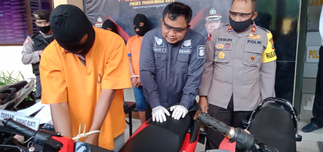 Tersangka curanmor, Rosi bersama Kasat Reskrim Polresta Probolinggo, AKP Hery Sugiono dan Wakapolresta Kompol Teguh Santoso. (Foto: Ikhsan Mahmudi/Ngopibareng.id)