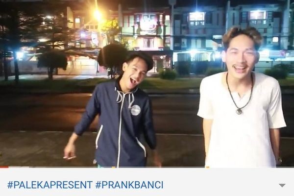 Prank bagi-bagi sembako sampah di channel YouTube Ferdian Paleka. (Foto: YouTube)