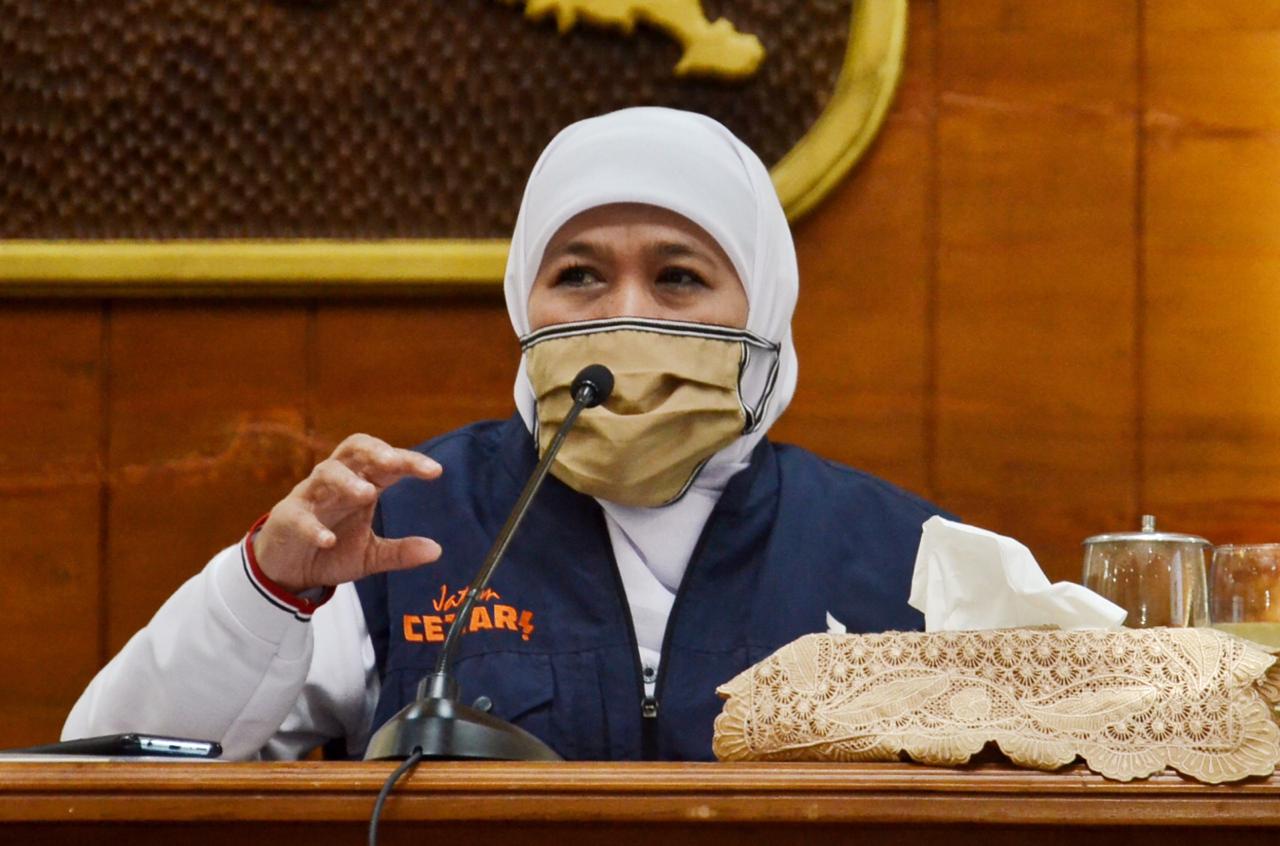 Gubernur Jawa Timur Khofifah Indar Parawansa, saat melakukan konferensi pers di Gedung Negara Grahadi. (Foto: Alief Sambogo/Ngopibareng.id)