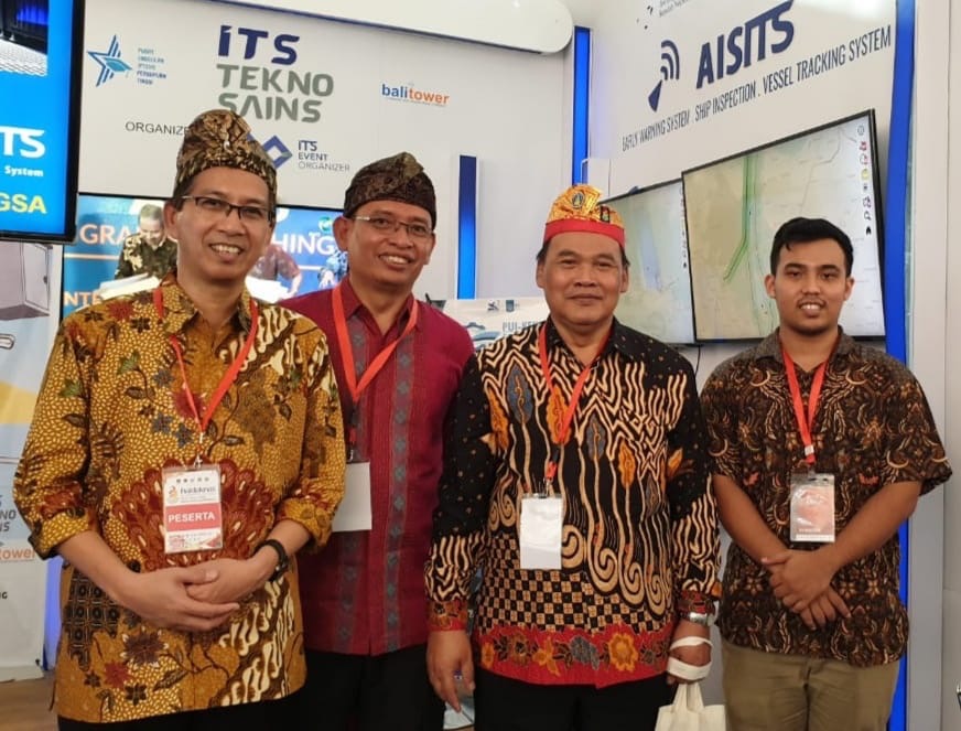 Prof Ashari rektor ITS (kiri) dan Rektor Unair, Prof M.Nasih (dua dari kiri).