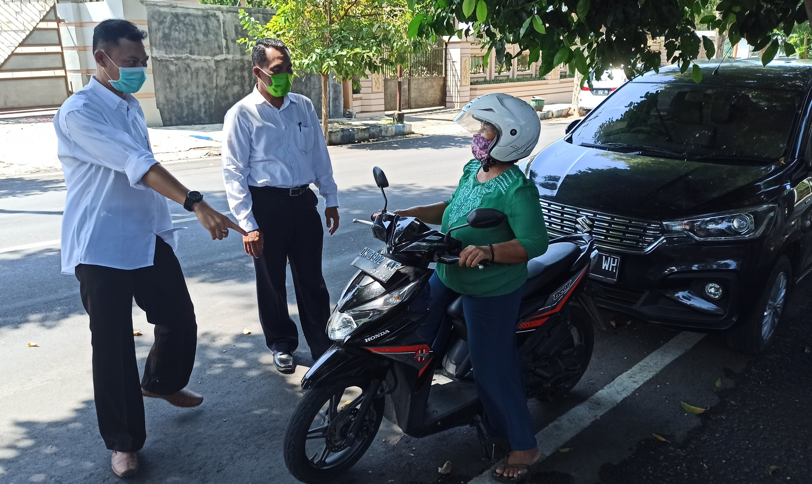 Petugas melakukan pra reskonstruksi di lokasi pembegalan. (Foto: Muh Hujaini/Ngopibqreng.id)