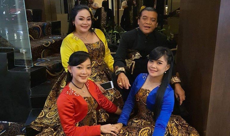 Yan Vellia (kiri atas) istri Didi Kempot. (Foto: Instagram/YanVellia)