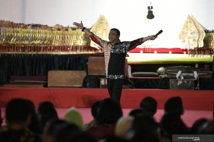 Didi Kempot saat tampil di pentas wayang kulit yang digelar di halaman Istana Merdeka, pada 2 Agustus 2019. (Foto: Twitter)